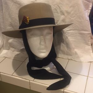 London Fog Made In USA 100% wool hat with feathers